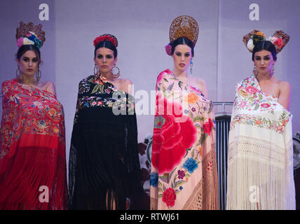 Modelle gesehen, Flamenco Kleider für Fotografen posiert auf dem Laufsteg während der IV Internationalen Flamenco Mode Messe (FIMAF) im NH Hotel in der Innenstadt von Stadt. Jedes Jahr eine neue Auflage der Internationalen Flamenco Fashion Fair geschieht, ein Treffen mit Designer zu fördern und die vor der Saison flamenco Mode präsentieren. Der flamenco Modebranche ist ein wirtschaftlicher Motor aus Andalusien, und seine Kultur ist international anerkannt. Stockfoto