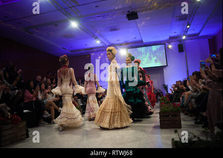 Modelle gesehen, Flamenco Kleider für Fotografen posiert auf dem Laufsteg während der IV Internationalen Flamenco Mode Messe (FIMAF) im NH Hotel in der Innenstadt von Stadt. Jedes Jahr eine neue Auflage der Internationalen Flamenco Fashion Fair geschieht, ein Treffen mit Designer zu fördern und die vor der Saison flamenco Mode präsentieren. Der flamenco Modebranche ist ein wirtschaftlicher Motor aus Andalusien, und seine Kultur ist international anerkannt. Stockfoto