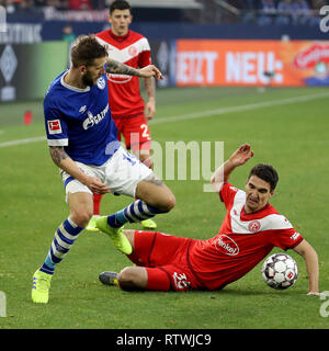 Gelsenkirchen, Deutschland. 2 Mär, 2019. Guido Burgstaller (L) von Schalke 04 Mias mit Marcin Kaminski von Düsseldorf bei einem Bundesligaspiel zwischen dem FC Schalke 04 und Fortuna Düsseldorf in Gelsenkirchen, Deutschland, 2. März 2019. Düsseldorf gewann 4-0. Quelle: Joachim Bywaletz/Xinhua/Alamy leben Nachrichten Stockfoto