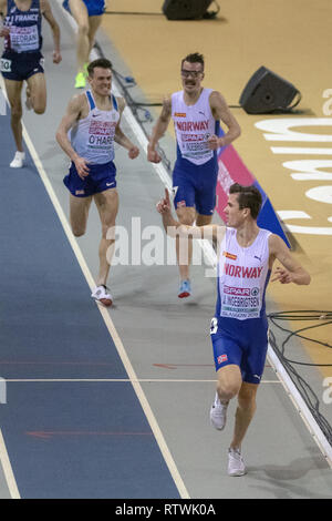 Glasgow, Schottland, Großbritannien. 2. März, 2019. Norwegens Jakob Ingebrigtsen Ansätze die Ziellinie, die von Großbritannien Chris O'Hare, und Jakob's Bruder, Henrik Børkja Ingebrigtsen, bei den Herren 3.000 m Finale, während Tag 2 des Glasgow 2019 Leichtathletik Hallen- Meisterschaften, im Emirates Stadion. Iain McGuinness/Alamy leben Nachrichten Stockfoto