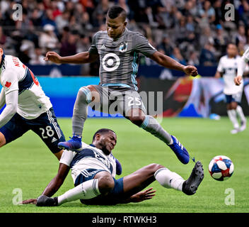 Vancouver, Kanada. 2 Mär, 2019. Minnesota's United FC Darwin Quintero (oben) Mias mit Vancouver Whitecaps" Doneil Henry während der MLS Fußball Match zwischen Vancouver Whitecaps und Minnesota United FC in Vancouver, Kanada, 2. März 2019. Whitecaps verloren 2-3. Credit: Andrew Soong/Xinhua/Alamy leben Nachrichten Stockfoto