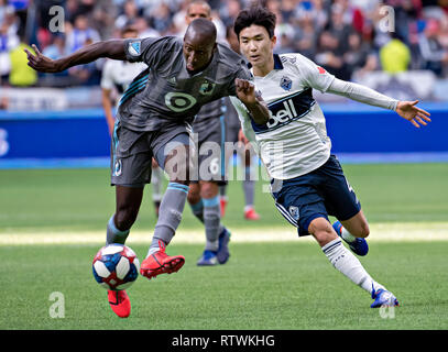 Vancouver, Kanada. 2 Mär, 2019. Minnesota's United FC Ike Gruber (L) Mias mit Vancouver Whitecaps" Hwang In-Beom während der MLS Fußball Match zwischen Vancouver Whitecaps und Minnesota United FC in Vancouver, Kanada, 2. März 2019. Whitecaps verloren 2-3. Credit: Andrew Soong/Xinhua/Alamy leben Nachrichten Stockfoto