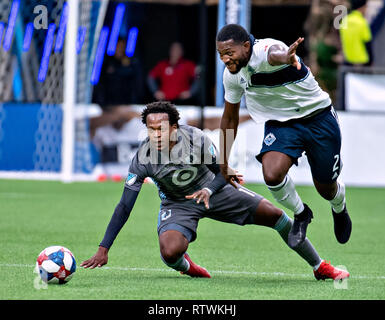 Vancouver, Kanada. 2 Mär, 2019. Minnesota's United FC Romario Ibarra (L) Mias mit Vancouver Whitecaps" Doneil Henry während der MLS Fußball Match zwischen Vancouver Whitecaps und Minnesota United FC in Vancouver, Kanada, 2. März 2019. Whitecaps verloren 2-3. Credit: Andrew Soong/Xinhua/Alamy leben Nachrichten Stockfoto