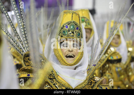 Sao Paulo, Brazill. 3 Mär, 2019. Parade der Rosas de Ouro, während des zweiten Tages der Paraden des samba Schulen, der besonderen Karneval Gruppe von Sao Paulo 2019, im SambÃ³dromo do Anhembi in São Paulo, am Sonntag. März 3, 2019. Credit: FÃ¡Bio Vieira/FotoRua/ZUMA Draht/Alamy leben Nachrichten Stockfoto