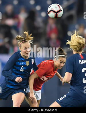 Nashville, USA. 3 Mär, 2019. England's Toni Duggan (R) Mias für den Ball während eines SheBelieves Cup Frauen Fußball Match bei Nissan Stadion in Nashville, Tennessee, United States, 2. März 2019. Das Spiel endete mit einem 2:2-Unentschieden. Quelle: Xinhua/Alamy leben Nachrichten Stockfoto