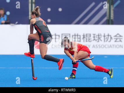 Changzhou, Provinz Jiangsu in China. 3 Mär, 2019. Lieke Hulsen (L) der Niederlande Mias mit Zhang Jinrong von China während des 2019 FIH-PRO LEAGUE Frauen Liga Hockeyspiel in Changzhou, Provinz Jiangsu im Osten Chinas, 3. März 2019. Die Niederlande gewann 2-1. Credit: Yang Lei/Xinhua/Alamy leben Nachrichten Stockfoto