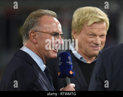 Eingereicht - 18. Oktober 2017, Bayern, München: Karl-Heinz Rummenigge (l), Vorstandsvorsitzender des FC Bayern München, spricht mit Journalisten vor dem Champions League Spiel zwischen Bayern München und Celtic Glasgow. Im Hintergrund auf der rechten Seite Oliver Kahn, ehemaliger Nationaltorwart und aktuelle TV-Experte. Eine Rückkehr des ehemaligen Nationaltorwart Oliver Kahn für den FC Bayern München mit neuen Aufgaben in einem führenden Manager Position wird durch alle Beteiligten. (Dpa' Kahn will Bayerns zurück demütig'') Foto: Andreas Gebert/dpa Stockfoto