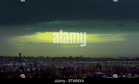 Glasgow, Schottland, Großbritannien, 3. März, 2019 UK Wetter: windiger Nasser Start in den Tag als Sturm Freya Köpfe in Richtung der Stadt mit ungewöhnlichen Himmel über das Panorama der West End Credit Gerard Fähre / alamy Leben Nachrichten Stockfoto