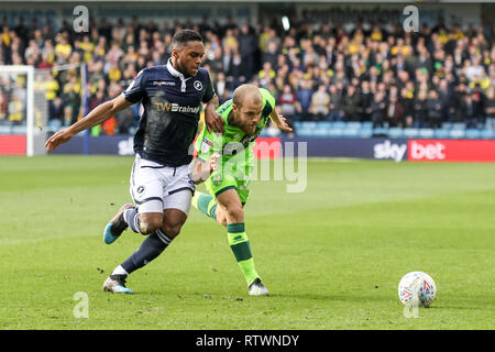 London, Großbritannien. 02 Mär, 2019. Mahlon Romeo von Millwall und Teemu Pukki von Norwich City Challenge für die Kugel während der efl Sky Bet Championship Match zwischen Millwall und Norwich City an der Höhle, London, England am 2. März 2019. Foto von Ken Funken. Nur die redaktionelle Nutzung, eine Lizenz für die gewerbliche Nutzung erforderlich. Keine Verwendung in Wetten, Spiele oder einer einzelnen Verein/Liga/player Publikationen. Credit: UK Sport Pics Ltd/Alamy leben Nachrichten Stockfoto