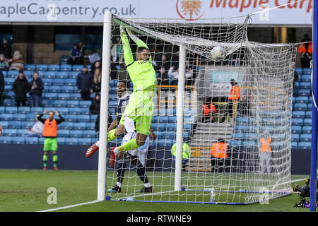 London, Großbritannien. 02 Mär, 2019. Millwall Torhüter Jordan Archer Uhren einen Schuß gehen Sie über die Bar während der efl Sky Bet Championship Match zwischen Millwall und Norwich City an der Höhle, London, England am 2. März 2019. Foto von Ken Funken. Nur die redaktionelle Nutzung, eine Lizenz für die gewerbliche Nutzung erforderlich. Keine Verwendung in Wetten, Spiele oder einer einzelnen Verein/Liga/player Publikationen. Credit: UK Sport Pics Ltd/Alamy leben Nachrichten Stockfoto