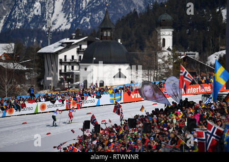 Allgemein, edge Motiv, mit Blick auf die Spur mit Laeuferinnen und Zuschauer - Seefeld im Hintergrund, cross country Damen 4 x 5 km Staffel Classic/Kostenlos, Langlauf Frauen Relais Classic/Freestyle FIS Ski World Cup 2019 in Seefeld/Österreich vom 19.02.-03.03.2019. | Verwendung weltweit Stockfoto