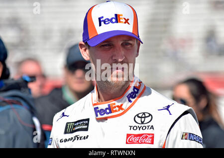 Hampton, GA, USA. 24 Feb, 2018. FedEx Toyota Fahrer Denny Hamlin erwartet den Beginn der QuikTrip Falten der Ehre 500 am Sonntag an der Atlanta Motor Speedway in Hampton, GA. Austin McAfee/CSM/Alamy leben Nachrichten Stockfoto