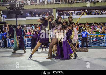 Rio De Janeiro, Brasilien. 02 Mär, 2019. Mitglied des Estácio de Sá Samba Schule während des Karnevals 2019 Serie eine Parade in der Marques do Sapucaí Sambódromo in der Stadt Rio de Janeiro dieser Samstag, 02. (Foto: William Volcov/Brasilien Foto Presse) Credit: Brasilien Foto Presse/Alamy leben Nachrichten Stockfoto