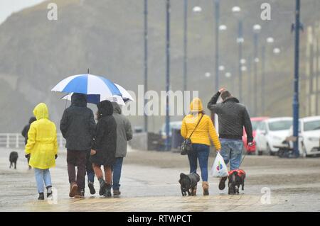 Aberystwyth, Ceredigion, Wales, UK. 03 Mär, 2019. UK Wetter: Menschen, die in der schwere Regen in Aberystwyth am Sonntag Morgen. Die Windstärke Winde der Sturm Freya werden erwartet zu bringen beschädigen 80 mph Böen ausgesetzt Irischen Küsten später heute und über Nacht Foto © Keith Morris/Alamy leben Nachrichten Stockfoto