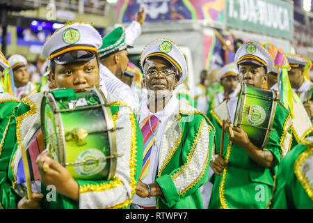 Rio De Janeiro, Brasilien. 03 Mär, 2019. Mitglied der Imperio da Tijuca Samba Schule während des Karnevals 2019 Serie eine Parade in der Marques do Sapucaí Sambódromo in der Stadt Rio de Janeiro dieser Sonntag, 03. (Foto: William Volcov/Brasilien Foto Presse) Credit: Brasilien Foto Presse/Alamy leben Nachrichten Stockfoto