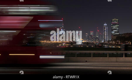 Classic Red Bus vorbei an der London Bridges. Stockfoto