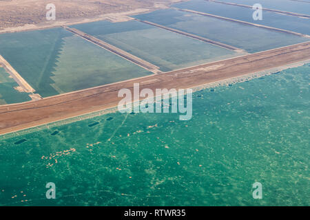 Totes Meer, Israel - 28. Februar 2019: Fliegen über den salzigen Toten Meer in Israel. Stockfoto