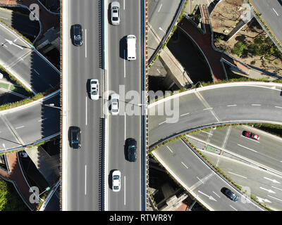 5 Ebenen Road Kreuzung in Shanghai Center erhöht. Luftaufnahme von drohne Stockfoto