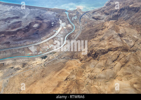 Totes Meer, Israel - 28. Februar 2019: Fliegen über den salzigen Toten Meer in Israel. Stockfoto