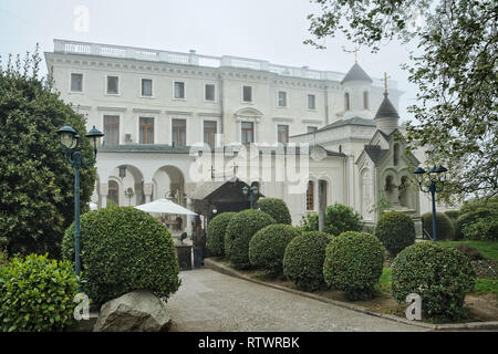 = Romanov's Church bei Liwadia-palast umrahmt von Bäumen in einem nebligen Tag = Blick von Livadia Park auf der Startseite Kirche von Romanov's Familie mit einem kleinen alten Stockfoto