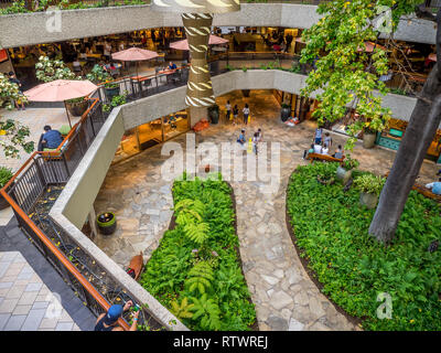 Garten mit Blick auf den Innenhof der renovierte Royal Hawaiian Shopping Center am 6. August 2016 in Honolulu. Waikiki Touristen genießen die vielen Geschäfte und Rest Stockfoto