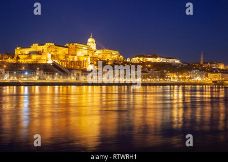 Die Budaer Burg über die Donau in der Nacht, Budapest, Ungarn gesehen. Stockfoto