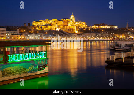 Dawn in Budapest, Ungarn. Die Budaer Burg über die Donau gesehen. Stockfoto