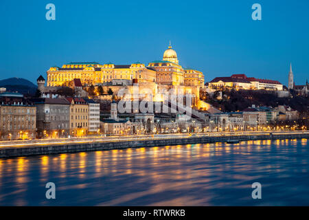 Dämmerung am Budaer Burg über die Donau in der Morgendämmerung, Budapest gesehen. Stockfoto