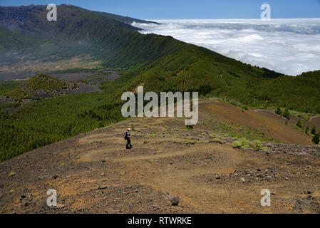 Frau wandern von Pico Birigoyo, Cumbre Nueva im Hintergrund, Pico Birigoy, Cumbre Vieja, La Palma, Kanarische Inseln, Spanien Stockfoto