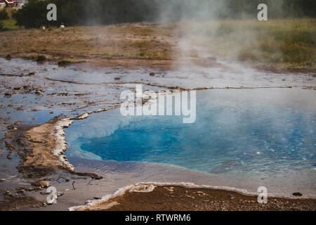 Die bunten Geysir Landschaft im Haukadalur geothermale Region, Teil der Golden Circle Route, die in Island Stockfoto