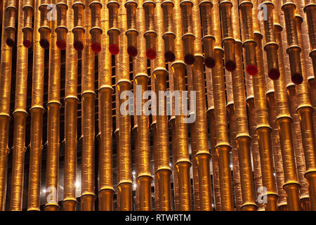 Shanghai, China - August 3, 2018: Goldene Rohre, Dekoration Wellen der modernen Architektur. Shinning Bambus geprägt. Stockfoto