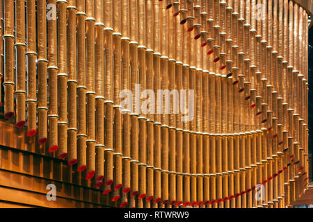 Shanghai, China - August 3, 2018: Bronze Rohre, Dekoration Wellen der modernen Architektur. Bambus Geprägt auf der Fassade. Stockfoto