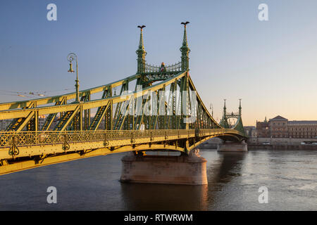 Sonnenaufgang an der Brücke in Budapest, Ungarn. Stockfoto