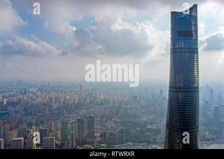 CHINA, Shanghai - August 4, 2018. Blick nach oben von Shanghai Tower und Skyline von Shanghai für den Hintergrund. Luftaufnahme von High-tech-Zylinder aus Glas. Stockfoto