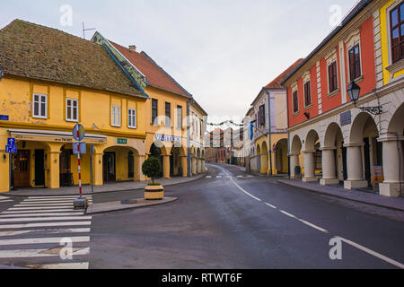 Vukovar, Kroatien - 1. Januar 2019. Eine der wichtigsten Straßen in der Innenstadt von Vukovar in Vukovar-Srijem Land, Slawonien, Istrien. Es ist Neu Stockfoto