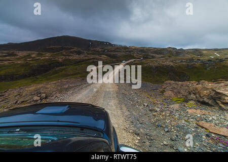 Blaues Auto fahren im Hochland Island Blick über das Auto an der Haube auf der Sommerzeit Stockfoto