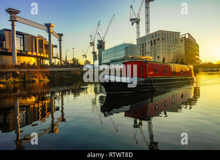 Ein Blick auf den Sonnenuntergang über dem Regents Canal von 15-04 vorbei an der Baustelle des neuen Google UK HQ in Kings Cross, London, England Stockfoto