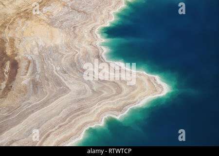 Totes Meer, Israel - 28. Februar 2019: Fliegen über den salzigen Toten Meer in Israel. Stockfoto