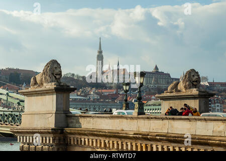 Nachmittag an der Kettenbrücke in Budapest, Ungarn. Skyline von der Burg in der Ferne. Stockfoto