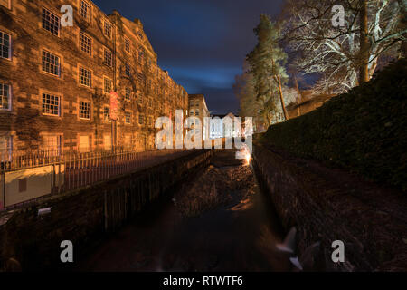 New Lanark Weltkulturerbe in der Nacht übersicht Gebäude gesehen beleuchtet und Leuchten in Windows. Stockfoto
