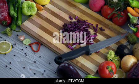 Der Mensch ist Schneiden von Gemüse in der Küche, schneiden Rotkohl Stockfoto