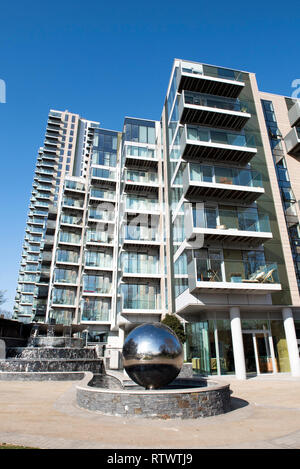 Moderne Wohnungen oder Wohnungen, Berkeley Wohnungen mit Spiegel Kugel Wasserfall Skulptur in den Vordergrund, Woodberry Down, Stoke Newington Hackney, London England Stockfoto