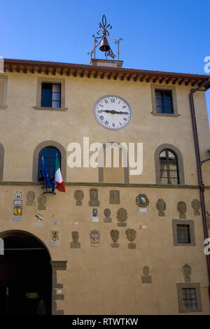 Der Palazzo del Podestà, jetzt das Rathaus auf dem Hauptplatz, der Piazza Francesco Ferrucci, Radda in Chianti, Toskana, Italien Stockfoto