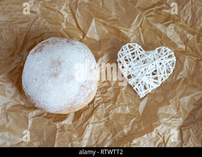 Donut von oben auf ein backpapier Stockfoto
