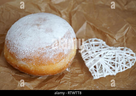 Verzetteln traditionellen Donut in Pulverform mit Zucker auf dem Backpapier Stockfoto
