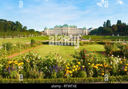 Blick auf herrlichen Schloss Belvedere in der Nähe von einem schönen getrimmten Rasen umgeben, Blumenbeet mit blühenden Blumen gegen den blauen vibran Stockfoto