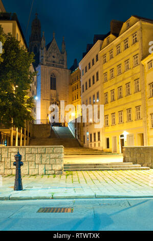 Eingang zur gotischen Kirche Maria am Gestade in Wien, Österreich. Lange Treppen, die zu es unter gepflegtes Gebäude. Warme Sommernacht Stockfoto