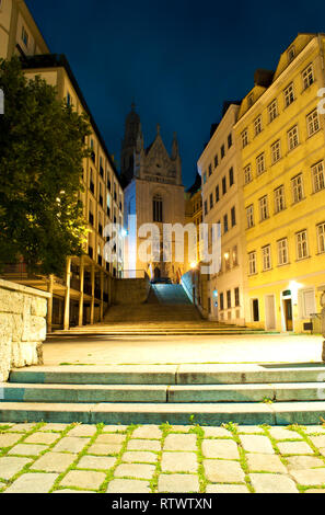 Eingang zur gotischen Kirche Maria am Gestade in Wien, Österreich. Lange Treppen, die zu es unter gepflegtes Gebäude. Warme Sommernacht Stockfoto