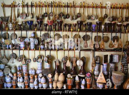 Vielzahl von traditionellen marokkanischen Musikinstrumente Stockfoto