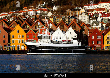 Fischereifahrzeugs/Havvon Trawler im Hafen von Bergen, Norwegen. Vor Bryggen Günstig Stockfoto